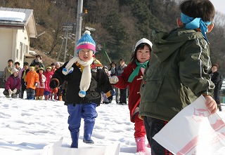 オイッチニ！オイッチニ！「雪で遊ぼう会」神戸小学校校庭で