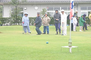 雨にも負けず、ナイスショット!市民総スポ－ツまつり運動第19回グラウンドゴルフ大会