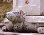 亀趺円頭墓碑