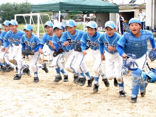 表紙写真：「よし、みんなでいくぞ！」～美保南小学校のグラウンドで行われた少年野球の試合～