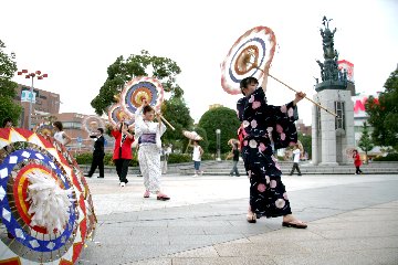 表紙写真：「本番間近！華麗な踊りをご覧ください。」しゃんしゃん傘踊り講習会～鳥取駅前広場～
