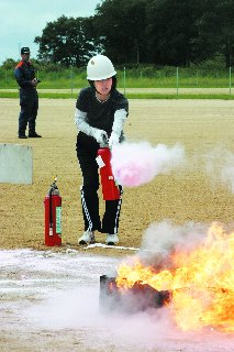 表紙写真：あわてず、素早く消火！第25回消火競技大会～倉田スポーツ広場～