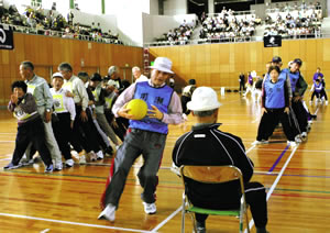表紙写真：「スポーツで汗を流して、楽しく交流」平成17年鳥取県東部地区高齢者健康運動会～鳥取市民体育館～