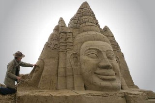 表紙写真：鳥取砂丘「砂の美術館」