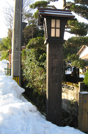鹿野城下町の木の灯籠