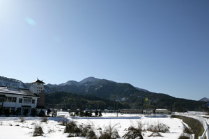 鹿野小学校と鷲峰山