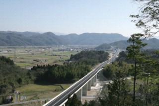 表紙写真：3月28日（日）、「鳥取自動車道」県内全線開通！