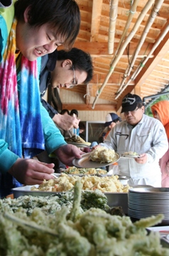 表紙写真：棚田保全応援隊が旬の山菜料理に舌鼓（2011年4月29日）
