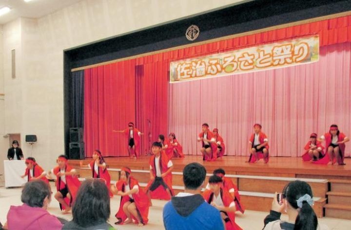 法被を着て演技する子供たち