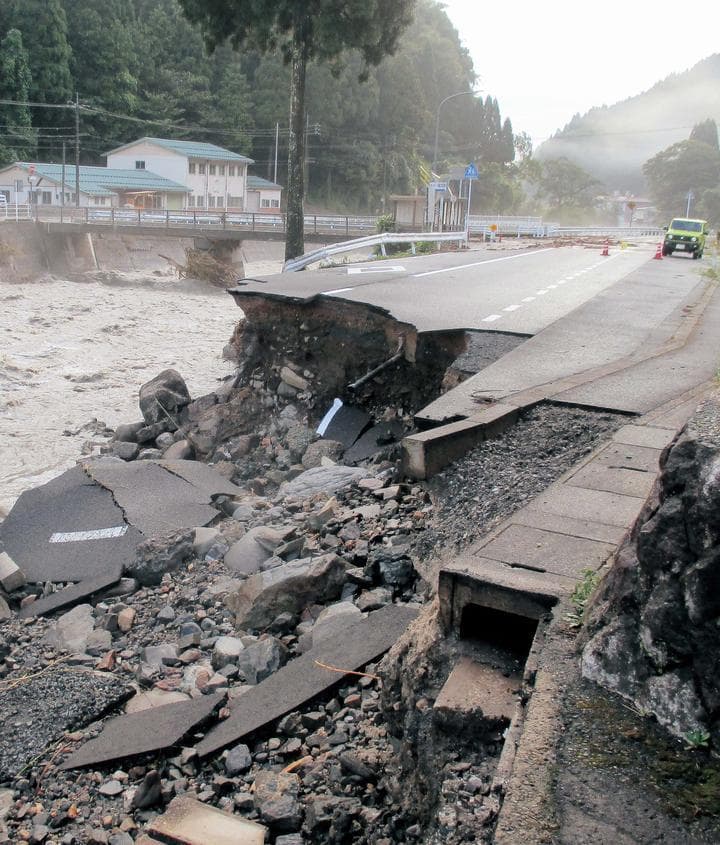 台風による道路陥落