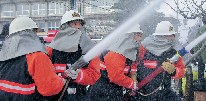 消防出初め式一斉放水