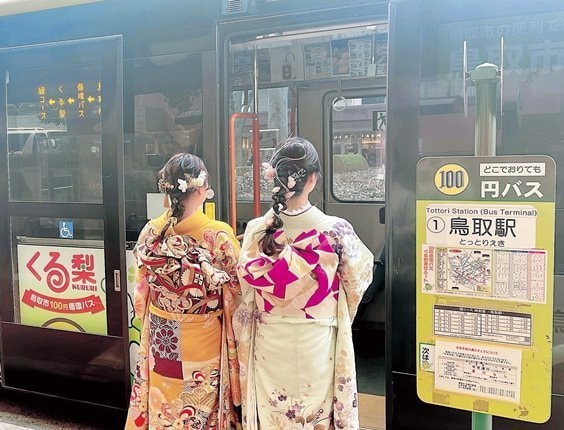 晴着で乗車する女性