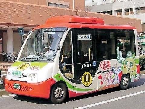 赤の配色の初代くる梨車両