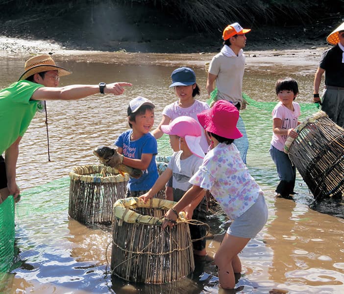 大きなうぐいに魚をいれる