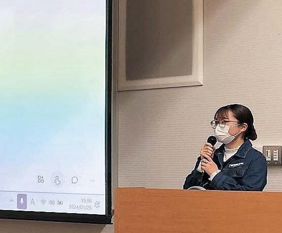 コンペで発表する越智さん