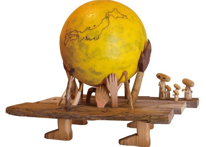 黄色の地球儀に日本が描かれている