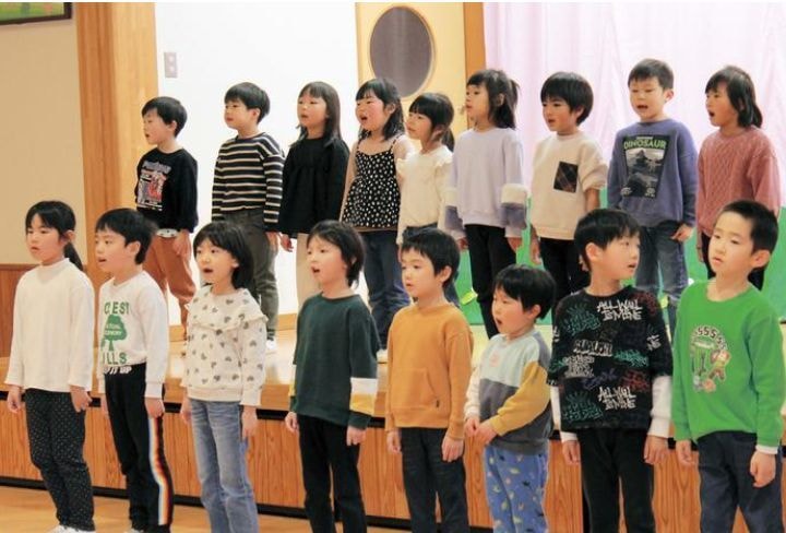 歌を披露する園児たち