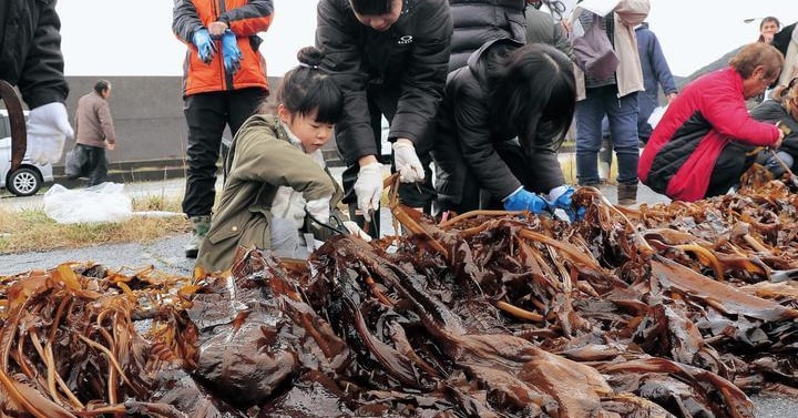 収穫祭を楽しむ親子