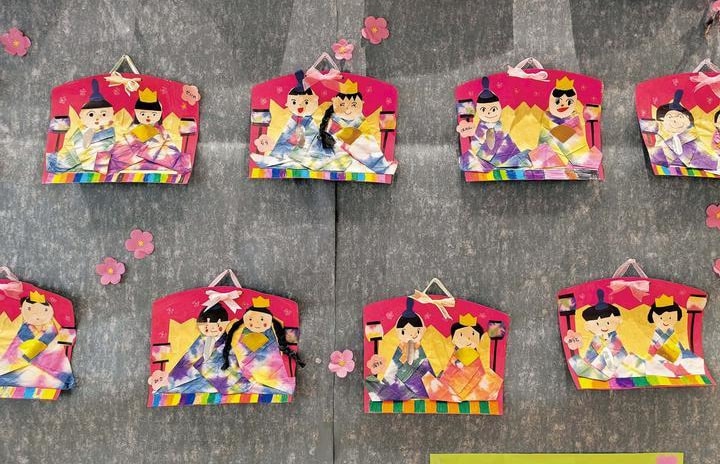ロビーに展示された因州和紙で作ったおひなさま