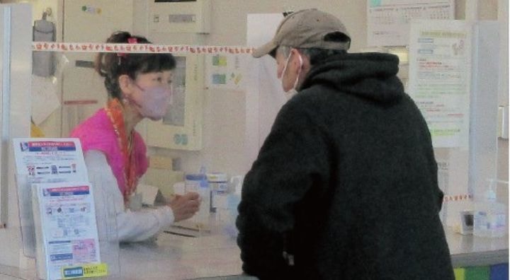 ピンクの万葉衣装を着る職員