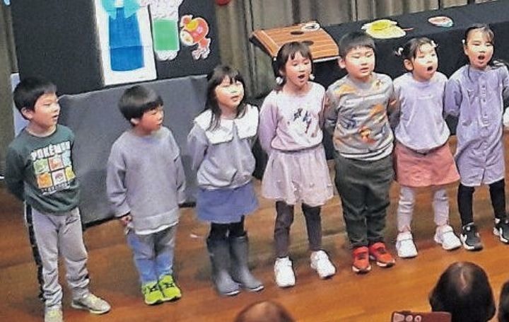 楽しそうに歌う園児たち