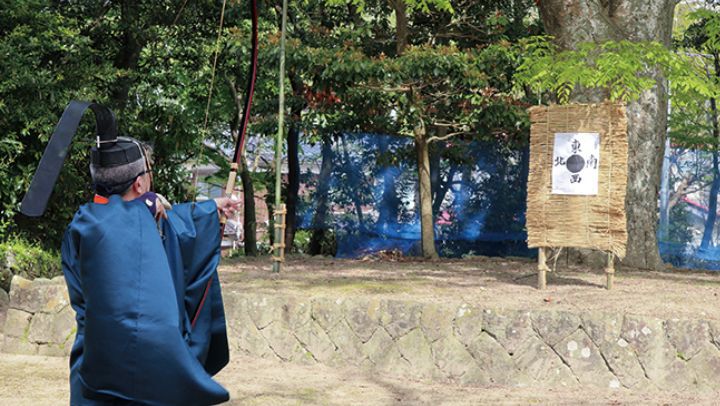 気高町吉凶を占う様子