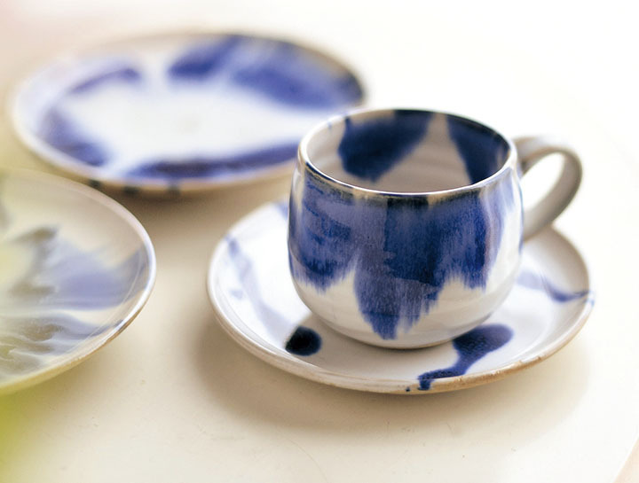 青い模様のカップアンドソーサー