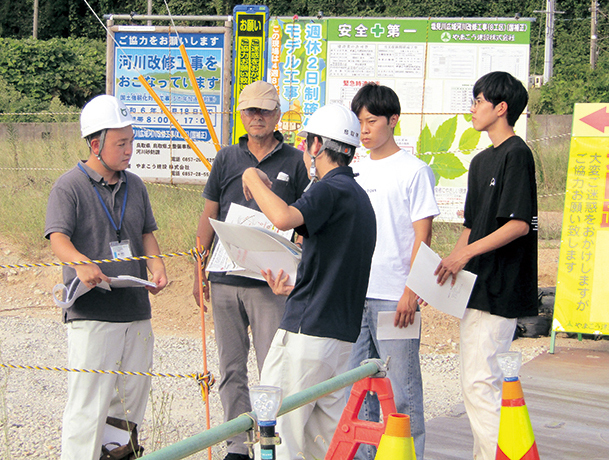 塩見川河川改修事業の説明を聞く鳥取大学生