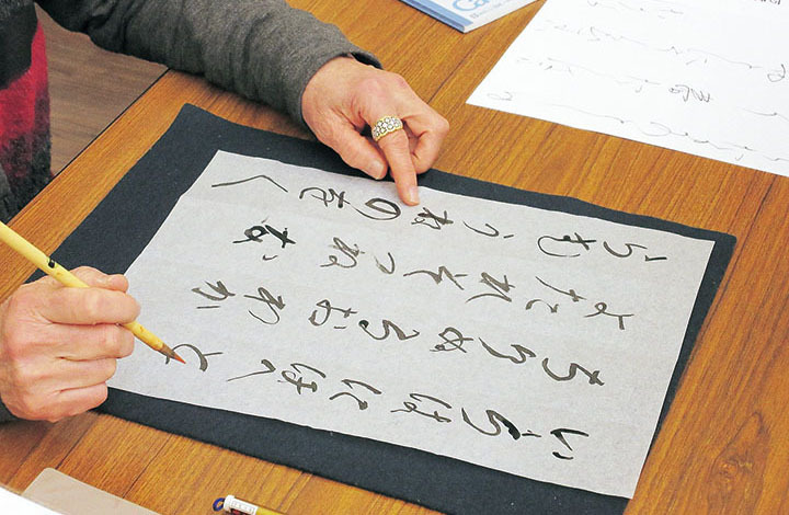 万葉かな書道の様子