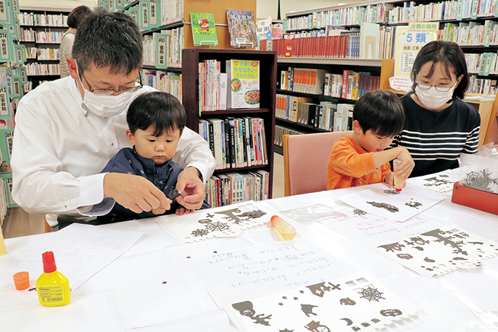 気高図書館イベント「図書館へでかけNight☆」の様子