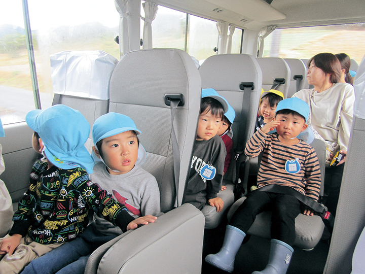 福部保育園児 循環バスに乗車している様子