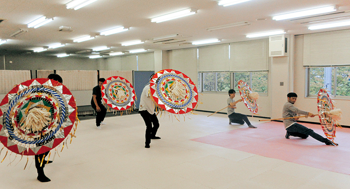 稲葉の傘踊り体験会の様子