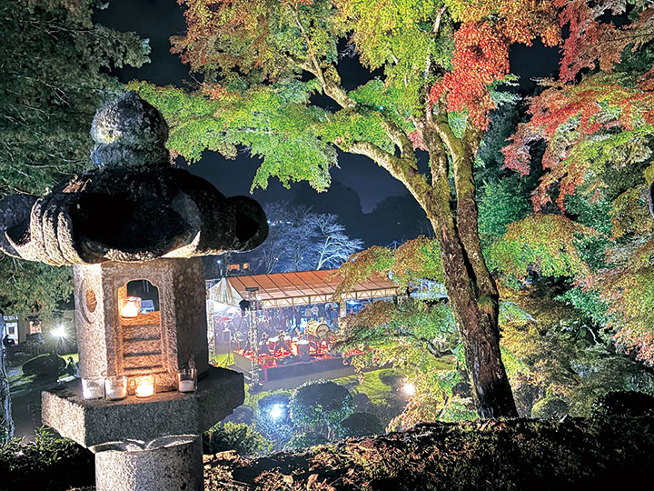 池田家墓所の灯籠(とうろう)と紅葉