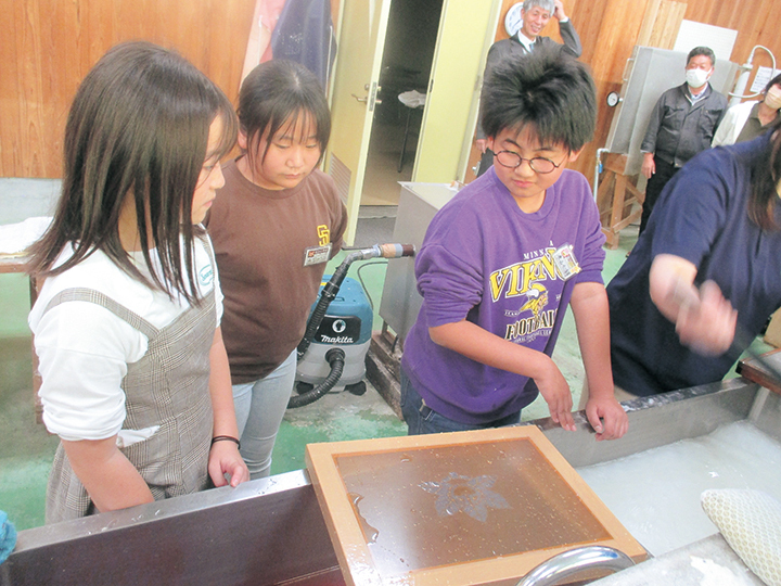 佐治小学校6年生が和紙の卒業証書を手作りしている様子