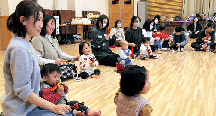 すなっこひろば親子deミュージックケアの様子