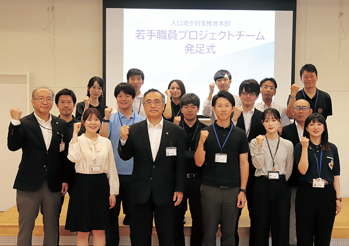 鳥取市 若手職員によるプロジェクトチームの集合写真
