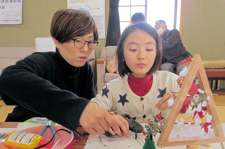 大村地区公民館 クリスマスツリーづくりの様子