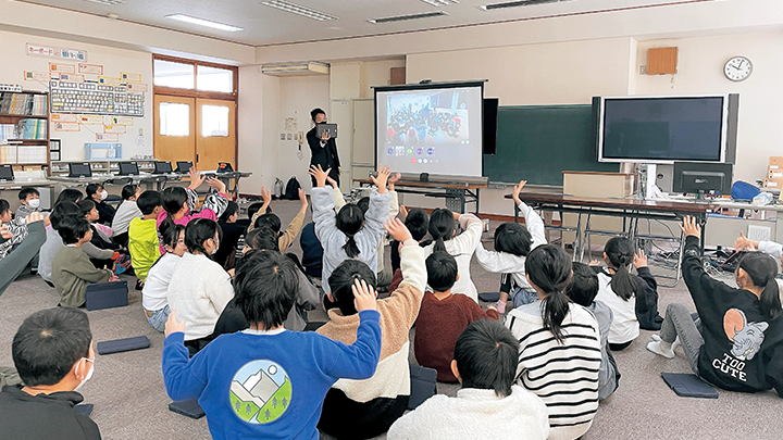 賀露小学校と北海道釧路市の鳥取小学校のオンライン交流会の様子