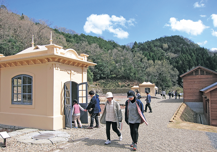 旧美歎水源地水道施設 屋外を見学している人たちの様子