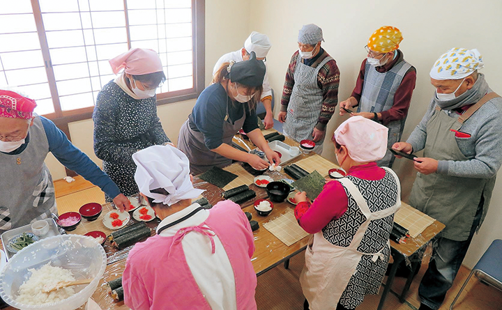 八上地区公民館 恵方巻作りの様子