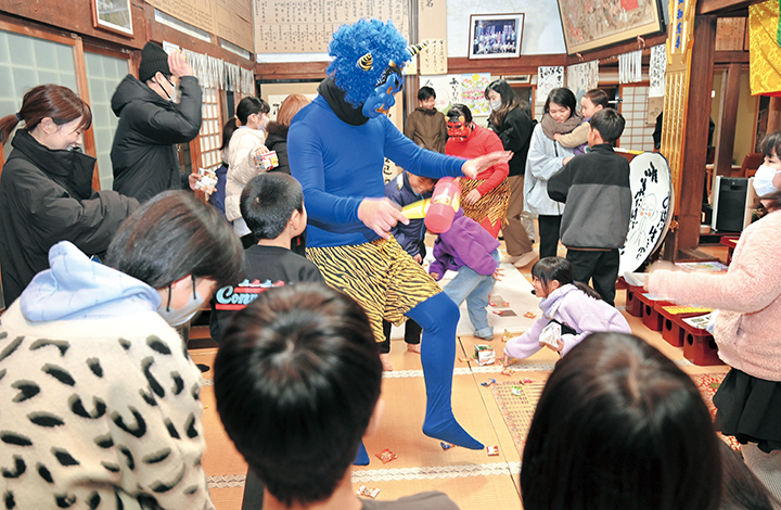 弥勒寺 勝部地区公民館主催の節分の豆まきの様子