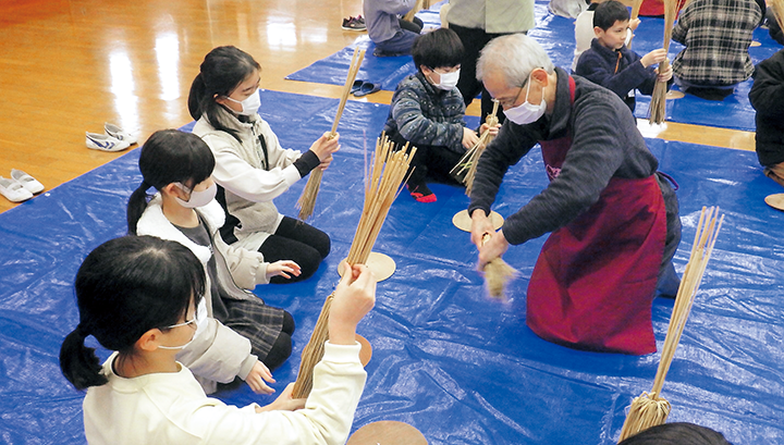 用瀬小学校 さんだわらづくりの様子