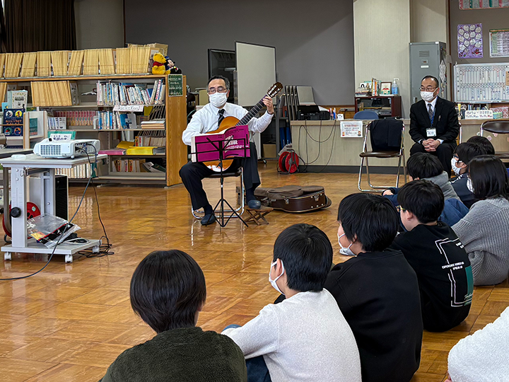 湖山西小学校 クラシックギターを演奏している深澤市長と鑑賞している湖山西小学校5、6年生の様子