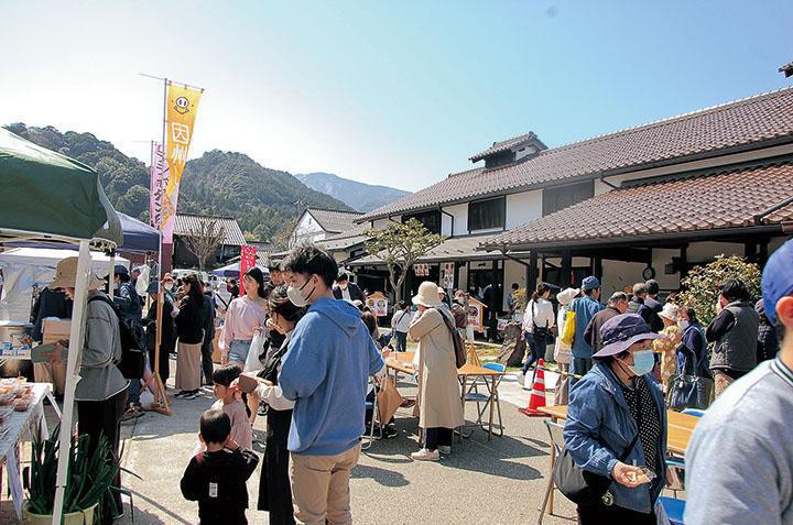 鹿野往来交流館童里夢「城下町マルシェ」の様子