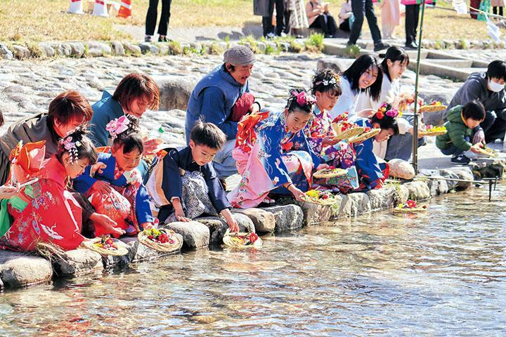 千代川に流しびなを流している様子