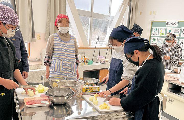 佐治小学校 「おたのしみカフェ」 カレーを作る4年生の様子