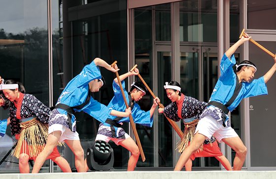 鳥取県立美術館開館記念オープニングイベント 気高中学校有志19人による貝がら節踊りの様子