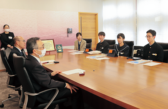表彰式に出席した鳥取市立桜ヶ丘中学校2年生の内3名が活動内容や表彰式の様子を深澤市長に報告している様子