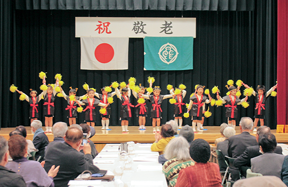 福部町コミュニティセンター敬老会 演芸の様子