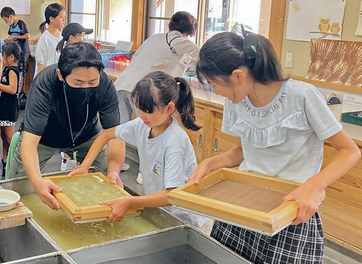 あおや和紙工房 紙すき体験の様子